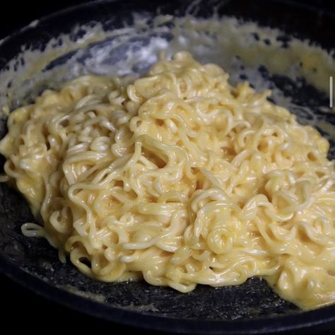 Creamy Noodles, Cheese Noodles, Cheesy Pasta, Food Babe, Food Therapy, Yummy Comfort Food, Food Recepie, Food Obsession, Cafe Food