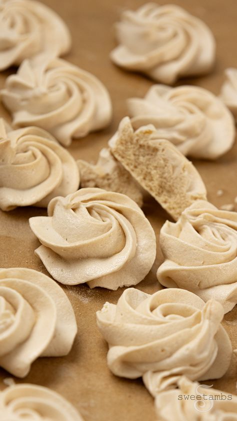 Swirled brown sugar meringue cookies on unbleached parchment paper. One of the meringue cookies in the background is broken in half, showing the texture inside. Brown Sugar Meringue Cookies, Mirangue Cookies Recipe, Thanksgiving Meringue Cookies, Meringue Recipe Cookies, Merange Cookies Meringue, Merengue Recipe, Mirangue Cookies, Merengue Cookies, Brown Sugar Meringue