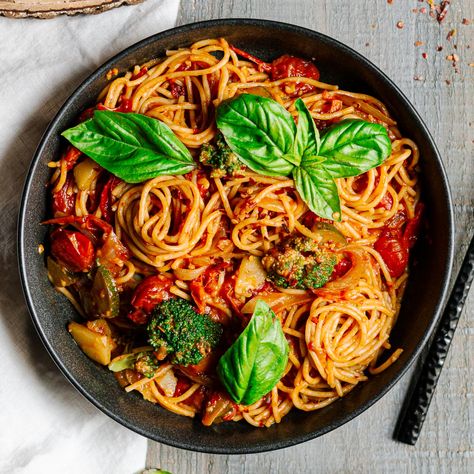 Spaghetti Arrabbiata Spaghetti Arrabbiata is a delicious pasta dish that's spicy, garlicky, and flavorful. Added vegetables give it an extra nutrient boost. Ready in under 30 minutes! Spaghetti With Tomato Sauce, Asparagus Pasta Salad, Sweet Potato Pasta, Dried Red Chili Peppers, Italian Spaghetti, Vegan Spaghetti, Cherry Tomato Pasta, Asparagus Pasta, Spicy Tomato Sauce