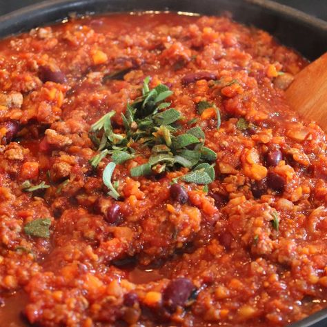 Alfred Biolek: Vegetarisches Rezept von 1998: Chili sin Carne | BUNTE.de Best Paleo Chili Recipe, Paleo Chili Recipe, Sweet Potato Chili Recipe, Kid Friendly Salad, Recipe For A Crowd, Delicious Chili Recipe, Spicy Stew, Paleo Chili, Carrot Slaw