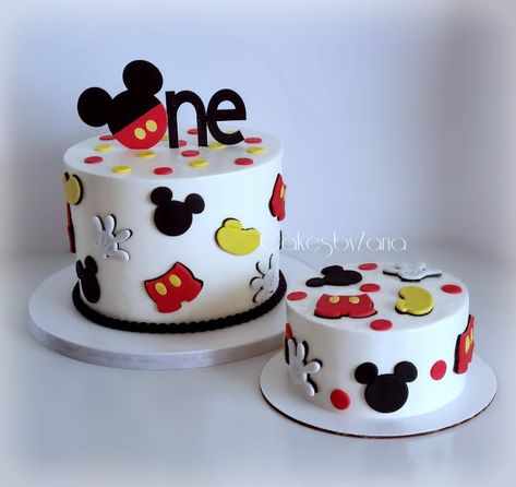 #customcake #1stbirthday #strawberrycake #buttercreamicing #cakedecorator #smashcake #mickeymousetheme #bakinglove #happybirthda Kue Mickey Mouse, Mickey Mouse 1st Birthday Cake, Edible Cake Images, Mickey Birthday Cakes, Baby Picture Ideas, 3d Dort, Γενέθλια Mickey Mouse, Mickey Mouse Birthday Theme, Mickey First Birthday