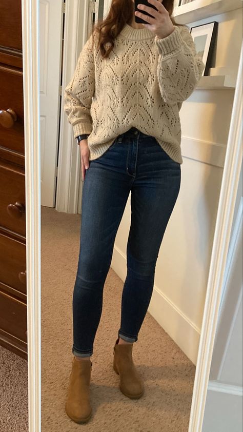 Outfit Con Botines Cafe, Camel Boots Outfit Winter, Taupe Shoes Outfit, Outfits Con Sueter Beige, Caramel Boots Outfit, Fall Casual Outfits Women Weekend Style, Outfit Con Pantalon Beige, Cream Sweater Outfits, Jeans And Boots Outfit