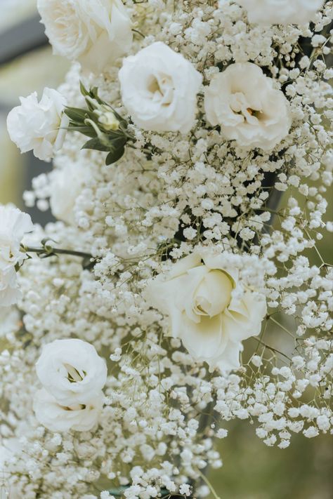 This gorgeous white rose with baby breath flower arrangement gives your wedding a heavenly feel Arch Backdrop Ideas, Wedding Themes Ideas, Baby Breath Flower, Pew Decorations, Wedding Swag, Wedding Archway, Themes Wedding, Head Table Wedding, Themes Ideas