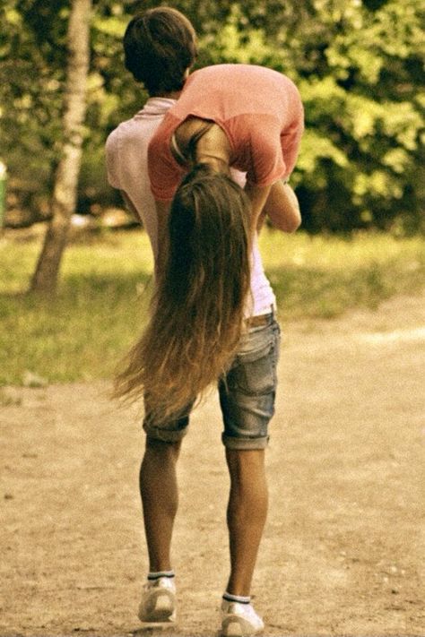 Piggy back rides adorable Guy Best Friend, Cute Couple Quotes, Foto Tips, Photo Couple, Hopeless Romantic, Akita, Cute Couple Pictures, Cute Couples Goals, Bones Funny