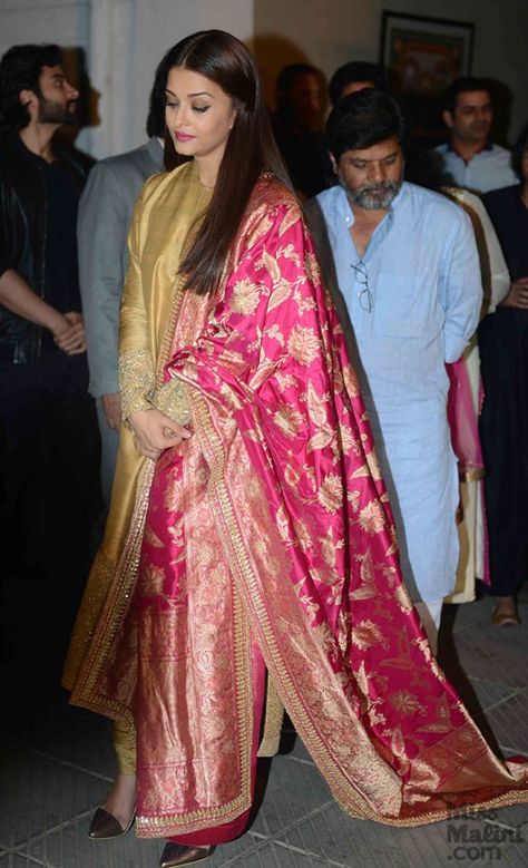 Aishwarya Rai Bachchan Is The Epitome Of Class In This Sabyasachi Outfit! - MissMalini Hum Dil De Chuke Sanam, Ivory Suit, Sabyasachi Bridal, Indian Kurti Designs, Indian Designer Suits, Bollywood Outfits, Aishwarya Rai Bachchan, Kurti Designs Party Wear, Indian Bridal Outfits