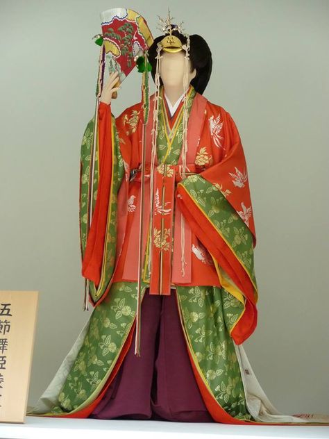 A mannequin dressed in the robes of a Heian period Gosechi dancer. Heian Period Clothing, Traditional Asian Clothing, Japanese Traditional Clothing, Heian Era, Heian Period, Mannequin Dress, Wealthy Women, Female Dancers, Period Clothing