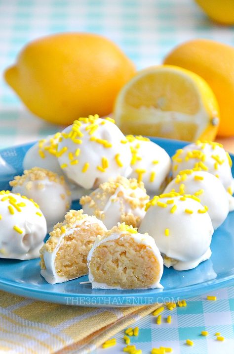 This five ingredient No-Bake Lemon Truffle Recipe is very easy to make and very delicious Get the recipe at the36thavenue.com Lemon Truffle Recipe, Lemon Truffle, Lemon Oreos, Desserts Lemon, Cookie Truffles, Lemon Truffles, No Bake Lemon, Starbucks Lemon, Lemon Cookie