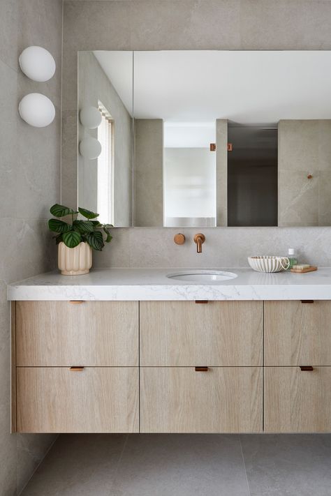 Quartz Bathroom Vanity Tops with Wood Vanity and Cream Tiles
Take some inspiration from this bathroom, if you want to create a peaceful look. Wood Double Vanity, Cream Tiles, Marble Bathroom Vanity, Quartz Bathroom, Beach Style Bathroom, White Vessel Sink, Room Vanity Ideas, Bathroom Vanity Designs, Wood Bathroom Vanity