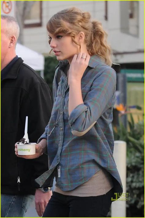 Taylor Swift Flannel, Taylor Swift Eating, Photo Of Taylor Swift, Taylor Swift Discography, Taylor Swift Photos, Taylor Swift Street Style, Taylor Swift Fan Club, Taylor Swift Speak Now, All About Taylor Swift