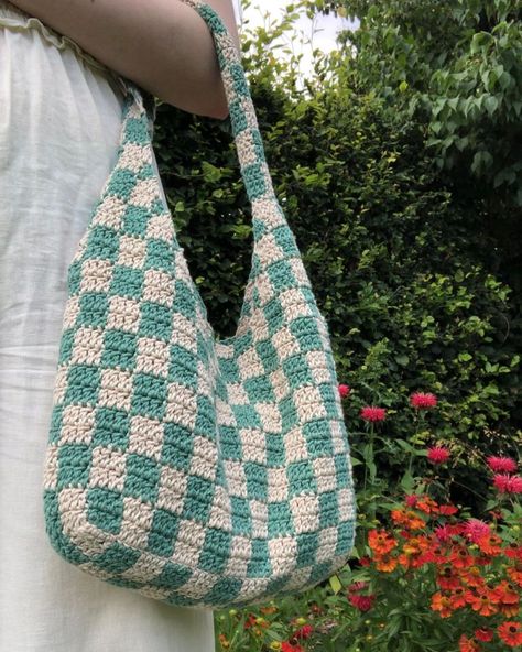 I.S.A creations op Instagram: "Say hello👋 to my new favorite checkered bag for the summer 😍 I love the color combination green and beige 💚🤎 💶€45, DM to order" Blue And Green Crochet, Checkered Bag, Green Crochet, Crochet Bag Pattern, Color Combination, Bag Pattern, Crochet Bag, Say Hello, Color Combinations