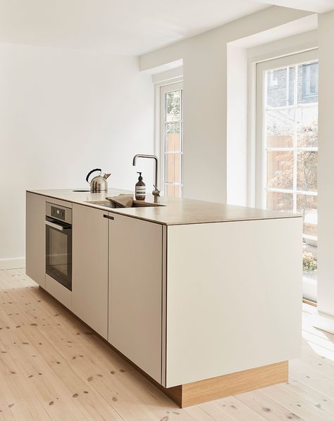 A kitchen island with an oak veneer base, linoleum fronts, and a marble tabletop creates a tranquil and minimalist kitchen space. Low Cost Kitchen, Cost Kitchen, Joinery Details, Oak Kitchen, Bespoke Kitchens, Unique Kitchen, Oak Veneer, Minimalist Kitchen, Furniture Inspiration