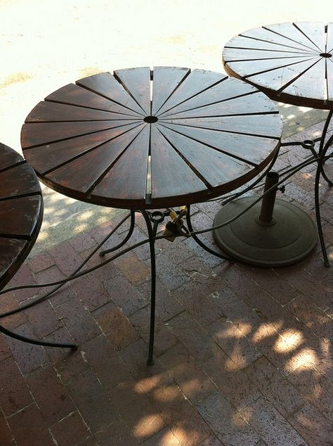 These DIY instructions might work to fix the top of my rectangular glass patio table which shattered and needs replacing. Patio Table Redo, Glass Patio Table, Wood Patio Table, Patio Table Top, Rustic Diy Projects, Diy Patio Table, Round Patio Table, Glass Patio, Wood Table Diy