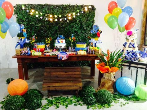 Fantastic decorations at a  Rio birthday party! See more party ideas at CatchMyParty.com! Rio Birthday Party, Rio The Movie, Rio Birthday Parties, Rio Party, Rio Movie, Theme Carnaval, Bird Birthday Parties, Movie Birthday Party, Adult Party Themes