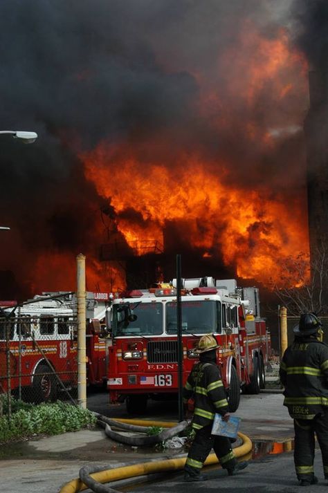 Fdny Firefighters, Firefighters Daughter, Firefighter Paramedic, Firefighter Pictures, Firefighter Emt, Fire Life, Wildland Firefighter, Cool Fire, Fire Equipment