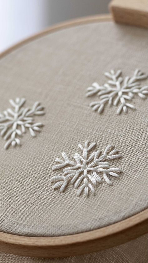 Simple Christmas Embroidery, Clothes With Embroidery, New Year Embroidery, Snowflakes Embroidery Pattern, Clay Christmas Decorations, Snowflake Embroidery, Bead Embroidery Tutorial, Diy Embroidery Patterns, Color Fields