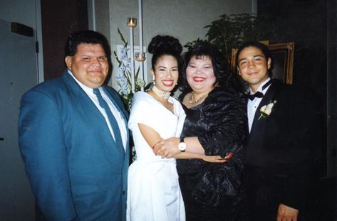 Se casó en secreto con Chris, miembro de su banda Best Friend Application, Selena And Chris Perez, Selena Quintanilla Outfits, Selena Quintanilla Fashion, Selena Pictures, Chicano Love, Selena Q, Tejano Music, Selena Quintanilla Perez