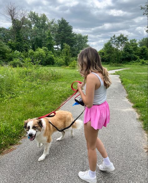 Walk Outfit, Dog Walking Outfit, Walking Outfit, Summer Workout Outfits, Comfy Summer Outfits, Colorful Hairstyles, Instagram Photoshoot, Walking Dog, Walking Outfits