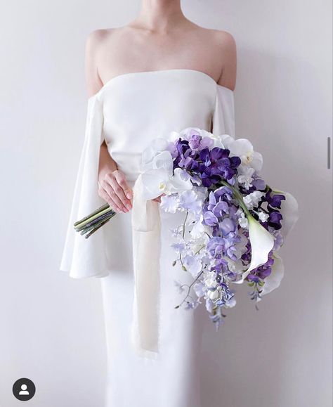 Flower Bouquet Beach Wedding, Wisteria Bouquet Wedding, Hand Bouquet Wedding Elegant, Purple Theme Wedding, Tokyo Spring, Brides Flowers Bouquet, Small Wedding Bouquets, Simple Wedding Bouquets, Purple Bridal Bouquet