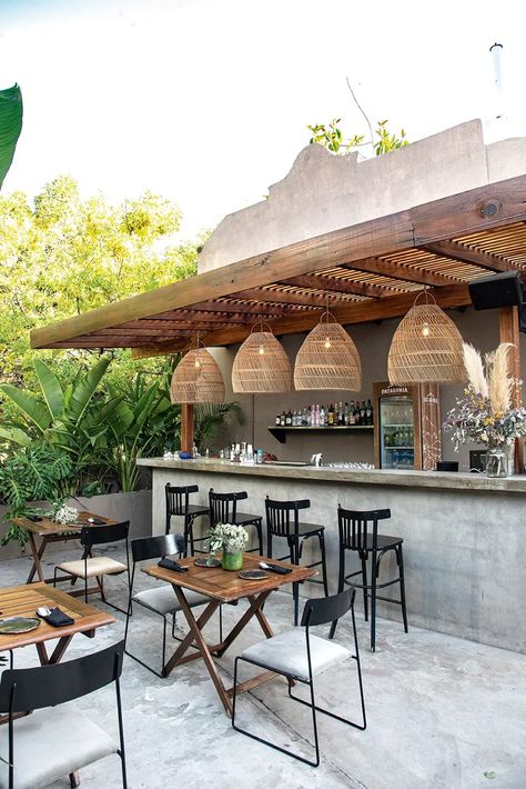 Es tendencia: 6 restós y bares con jardines para tomar un cóctel al aire libre - LA NACION Outdoor Boho Decor, Rooftop Restaurant Design, Patio Decor Ideas, Design Grill, Outdoor Restaurant Design, Aesthetic Interior Design, Bar Exterior, Grill Station, Farmhouse Outdoor