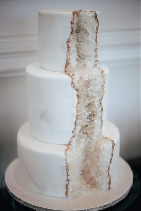 Unique wedding cakes Geode Wedding Cake, Geode Cake Wedding, Geode Wedding, Geode Cake, The Wedding Cake, Unique Cakes, Italy Wedding, Cake Designs, Wedding Cake