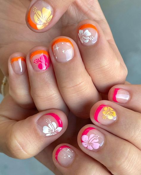 Cool Nails Summer, Hawaii Inspired Nails Simple, Hawaii Nail Inspo Short, Hibiscus Nail Art Short Nails, Hawaiian Nails Designs Short, Short Nail Art Flower, Very Short Nail Designs Summer, Hawaii Nails Short Gel, Short Nail Designs Tropical