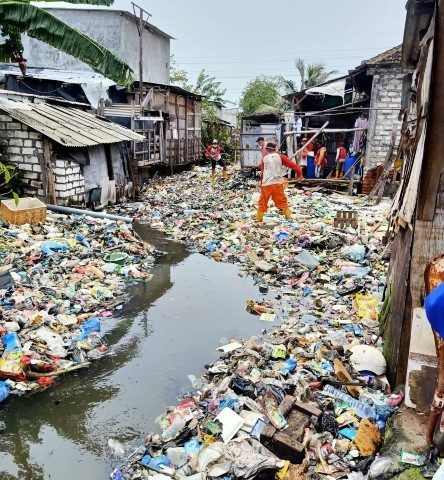 Tumpukan sampah menggunung menutupi aliran Sungai Kalianak membuat Wakil Wali Kota Surabaya geram