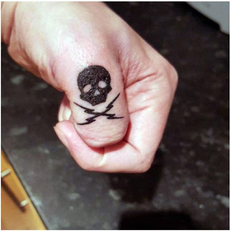 Lighting Finger Tattoo, Lighting Tattoo Bolt, Thumb Tattoo, Lighting Tattoo, Thumb Tattoos, Punk Tattoo, Crazy Tattoos, Knuckle Tattoos, Hand And Finger Tattoos