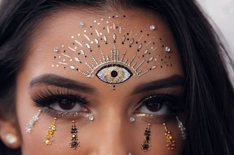 GLO®️ on Instagram: “We're getting festival fever ✨ Rowi for GLO adorned in our 'Hanna Beth' eye tatt and our exclusive Bindi collection 💫...almost sold…” Third Eye Face Paint, 3rd Eye Makeup, Rave Face Jewels, Third Eye Makeup, Coachella Make-up, Bohemian Makeup, Extra Makeup, Music Festival Makeup, Eye Makeup Glitter