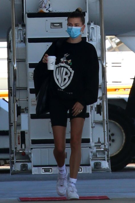 How 7 Celebrities Style Bike Shorts For Day And Night Hailey Baldwin Street Style, Bike Shorts Outfit, Hailey Rhode Baldwin, Bunny Vintage, Bunny Graphic, Hailey Baldwin Style, Mode Hipster, Jacob Elordi, Bicycle Shorts