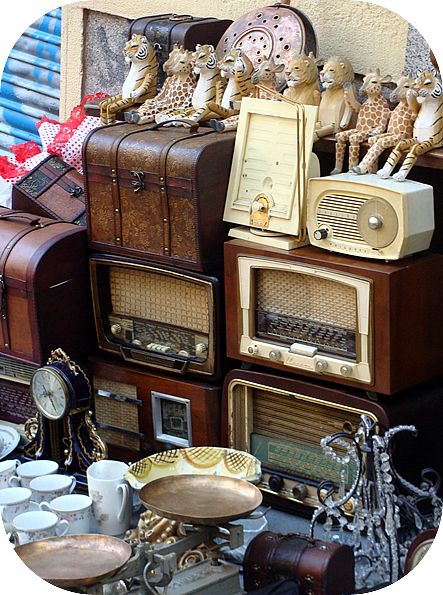 Brimfield Flea Market, Vintage Store Ideas, Thrift Aesthetic, Store Window Displays, Market Displays, Op Shop, Vintage Shopping, Vintage Luggage, Antique Shop