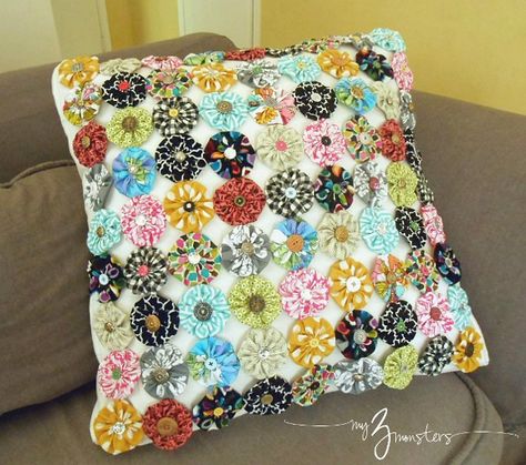 what to do with fabric yo yos, yo yos, pillow cover tutorial, do it yourself pillow cover Fabric Yoyo Projects, Yoyo Projects, Yoyo Crafts, Fabric Yoyo, Pillow Covers Tutorial, Yo Yo Quilt, Teaching Sewing, Diy Pillow Covers, Sewing Cushions