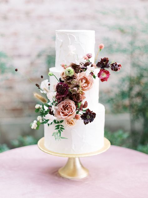 You Guys, This Couple Took Inspiration From Their Love of Pizza to Create the Best Escort Display EVER Cake With Flowers, Earthy Wedding, Floral Wedding Cake, Luxury Wedding Cake, Gorgeous Wedding Cake, Cake Flowers, Cake Trends, Gold Wedding Cake, Cool Wedding Cakes