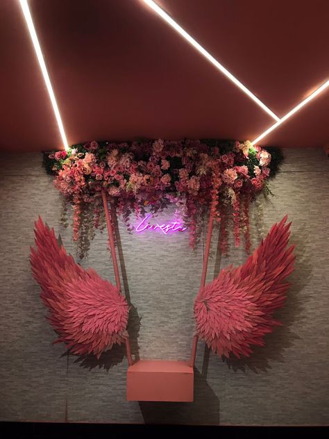 💕 Hair Stylist Backdrop Ideas, Salon Window Display Ideas, Makeup Salon Decor, Selfie Room Ideas, Instagram Photo Wall, Beauty Studio Decor, Beauty Room Salon, Selfie Wall, Roses Wall