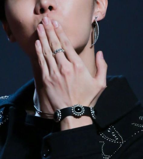 #jung #hoseok #jhope #hands #bts Jhope Fingers, Hobi Hands, Taehyung Rings, Kpop Hands, J-hope Hands, Jhope's Hands, Bts Hands, Yoongi's Hands, Pretty Hands