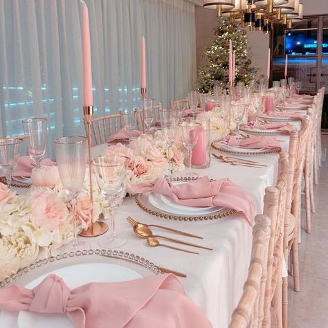 #babyshowertablesetting • Instagram Winter Brunch Table Setting, Baby Shower Balloons Pink, Birthday Decorations Pink And White, Baby Brunch Shower Ideas Decor, Pink And White Table Decor, Pink Dinner Table Decor, Pink Winter Wonderland Baby Shower Ideas, Classy Party Ideas, Vintage Baby Shower Decorations