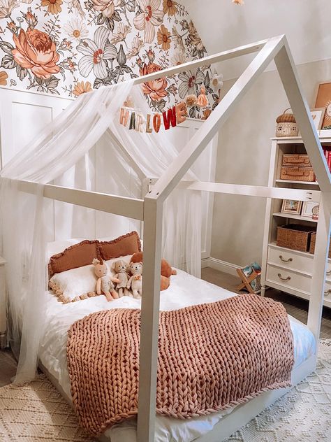 Full House Bed, Montesorri Bed Girl, House Bed Decoration, House Beds For Girls Room, House Bed Frame Decor, Floor Bed Girls Room, Canopy House Bed, Kids Bed With Canopy, Canopy Toddler Bed