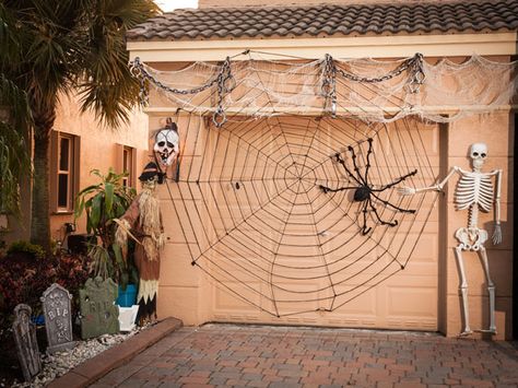 How to Turn Your Garage into a Haunted House  - PopularMechanics.com Asylum Haunted House, Haunted Garage, Halloween Windows, Moving Advice, Halloween Garage, Spooky Graveyard, Haunted House Decor, Outdoor Halloween Decor, Haunted House Ideas