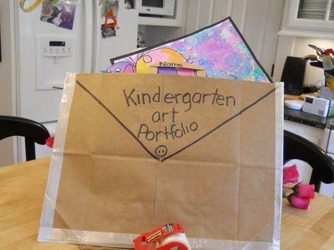 Make a Kindergarten art portfolio from a grocery shopping bag - Top 20 Kindergarten Teaching Ideas to Try Right Now Kindergarten Art Lessons, Student Portfolios, Portfolio Ideas, Kindergarten Teaching, Elementary Art Projects, Kindergarten Art, Art Lessons Elementary, Beginning Of School, Teaching Kindergarten