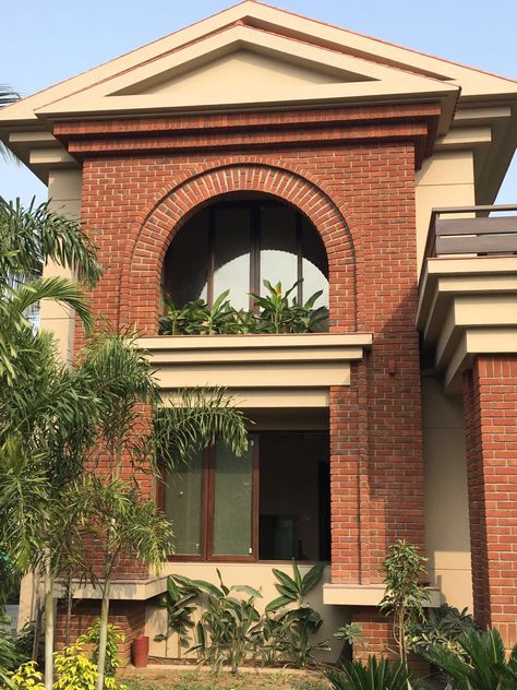 Red Brick Building Exterior, Brick Elevation, Cladding Texture, Classical Facade, Brick Archway, House Outer Design, Small House Front Design, Brick Arch, Contemporary House Exterior