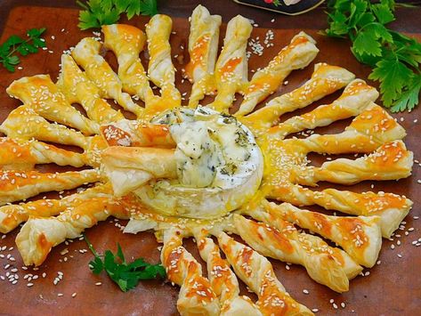 Baked camembert cheese Camembert Cheese Recipes, Camembert Recipes, Cheese Recipes Appetizers, Baked Camembert, Oven Recipe, Cheese Puff Pastry, Puff Pastry Recipes, Tear Off, Oven Recipes