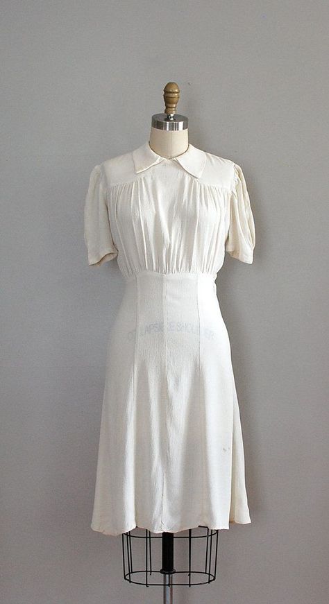 White Crepe Dress, Old Lady Dress, 1930's Dress, 39 Steps, Working Dresses, 1930's Dresses, Beautiful Frocks, 1930's Fashion, Simple White Dress