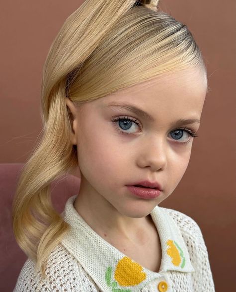 Viola Dima, Violetta Antonova, Korean Skin Care Secrets, Junior Fashion, Alternative Hair, Natural Eye Makeup, Modeling Career, Old Money Style, Cute Family