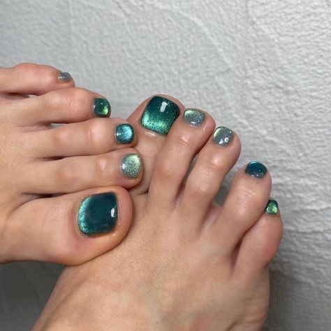 2 Hands Different Color Nails, Blue Brown Nails, Red Green Nails, Velvet Nail Art, Polish Gifts, Feet Nail Design, Nails Trend, Velvet Nails, Gel Toe Nails