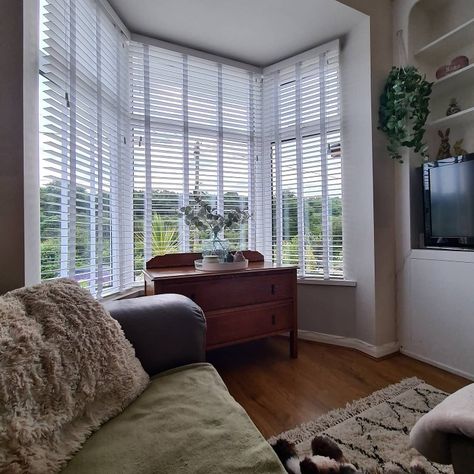 Bay Window Venetian Blinds, Wooden Blinds Bay Window, Blinds In Bay Window, Venetian Blinds Bay Window, Venetian Blinds Living Room, Blinds Bay Window, Wooden Venetian Blinds, Bay Window Living Room, House Colours