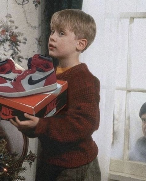 Home Alone Nike, Air Jordan 1 Lost And Found, Lost And Found Jordan 1, Jordan 1 Aesthetic, Jordan 1 Lost And Found, Jordan 1 High Chicago, Merry Christmas Everybody, Legendary Pictures, Tee Ideas