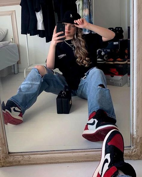 Bruh Girl, Tomboy Stil, Women's Streetwear Fashion, Looks Hip Hop, Nike Fashion Shoes, Skater Girl Outfits, Streetwear Mode, Fashion Shoes Sneakers, Tomboy Style Outfits