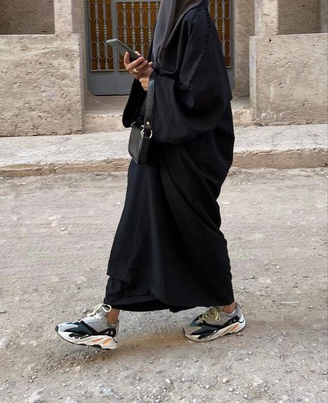 Abaya Casual Street Styles, Abaya Street Style, Realistic Aesthetic, Mode Niqab, Closed Abaya, Abaya Outfit, Yeezy Outfit, Hijabi Fits, Niqab Fashion