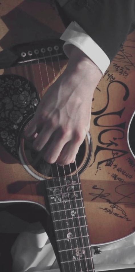 Yoongi Subtle Wallpaper, Min Yoongi Wallpaper Lockscreen, Yoongi Boyfriend Material Lockscreen, Suga Guitar, Bts V Portrait Drawing, Yoongi Hands, Boyfriend Yoongi, Yoongi's Hands, Hand Wallpaper