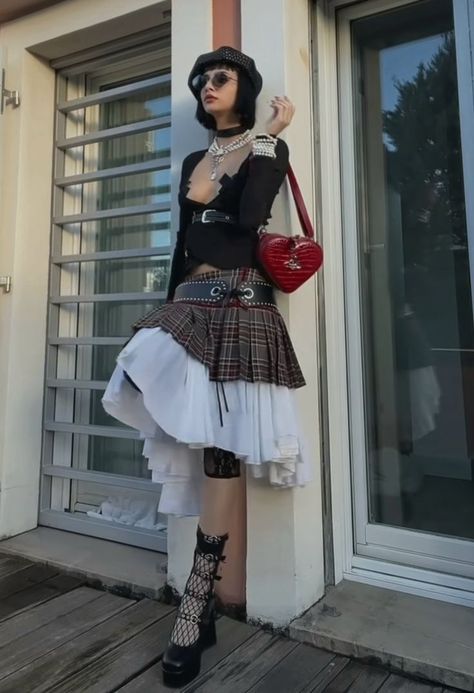 ☆ Mode Tartan, Crazy Fashion, Estilo Harajuku, Mode Emo, Catty Noir, Mode Inspo, Mode Streetwear, High Waisted Denim, Vivienne Westwood