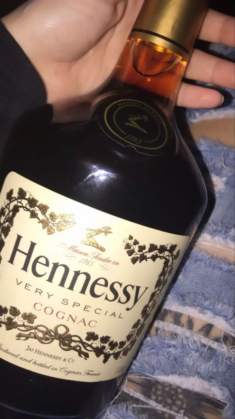 Liqour Aesthetics, Hennessy Drinks, Hennessy Bottle, Hennessy Xo, Alcohol Pictures, Pretty Alcoholic Drinks, Petra Collins, Alcohol Party, Liquor Drinks